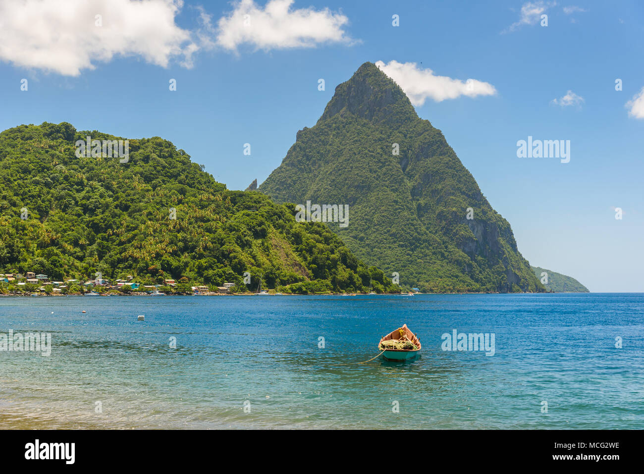 Paradise Beach a Soufriere baia con vista di Piton a piccola città Soufriere in Saint Lucia, tropicale isola dei Caraibi. Foto Stock