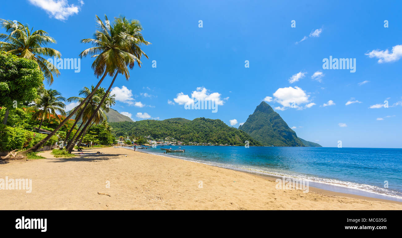 Paradise Beach a Soufriere baia con vista di Piton a piccola città Soufriere in Saint Lucia, tropicale isola dei Caraibi. Foto Stock