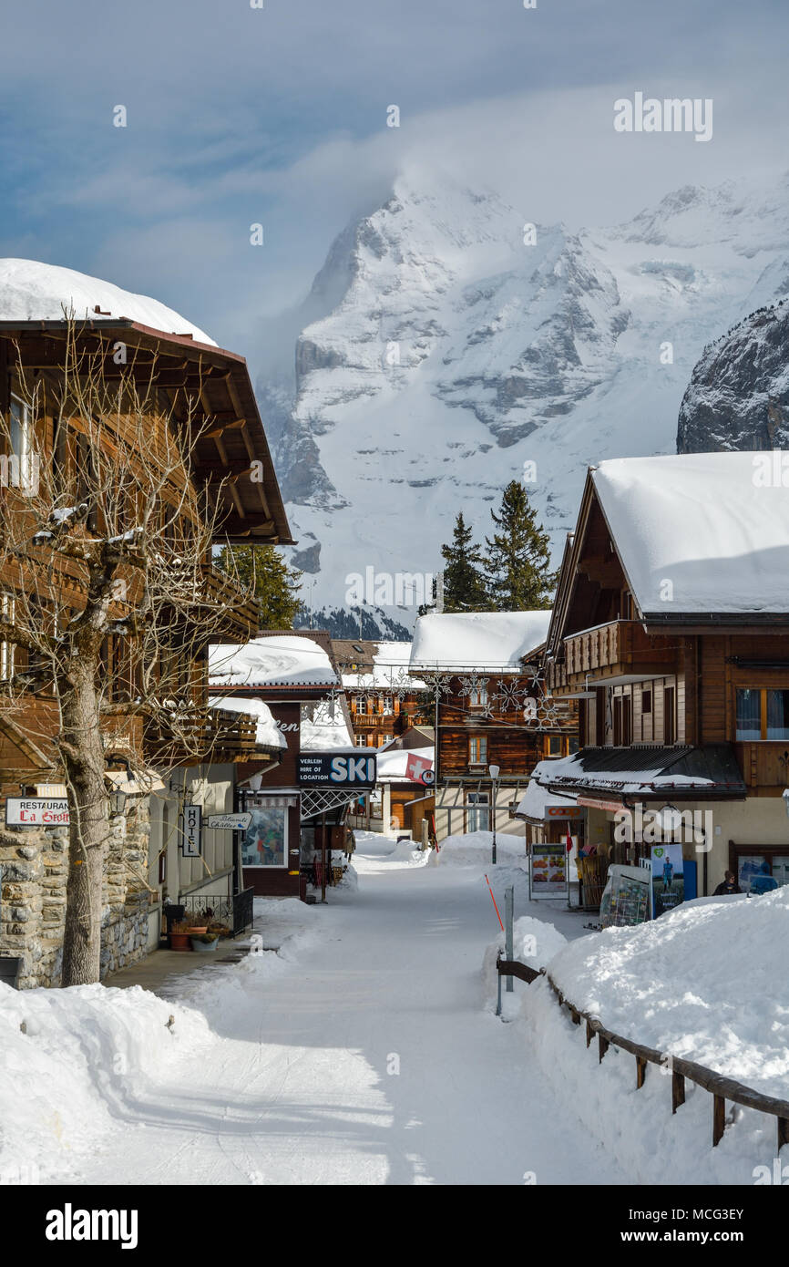 MURREN, Svizzera - 4 febbraio 2018: la strada principale del piccolo villaggio di Murren nelle Alpi Bernesi, Svizzera durante la stagione invernale del 2018. Village Foto Stock