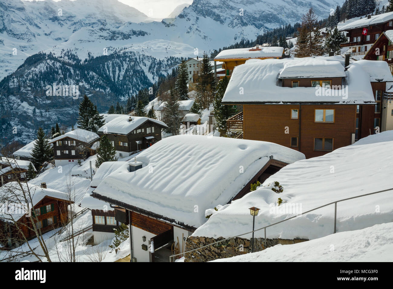 Piccolo villaggio nevoso di Murren nelle Alpi Bernesi, Svizzera Foto Stock