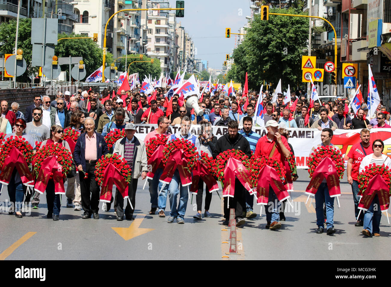 Salonicco, Grecia - 8 Maggio 2016: i cittadini e i rappresentanti di varie organizzazioni prendono parte al giorno di maggio sfilano per celebrare il international W Foto Stock