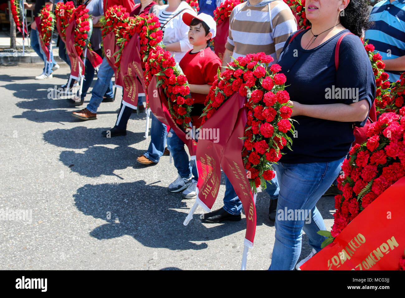Salonicco, Grecia - 8 Maggio 2016: i cittadini e i rappresentanti di varie organizzazioni prendono parte al giorno di maggio sfilano per celebrare il international W Foto Stock