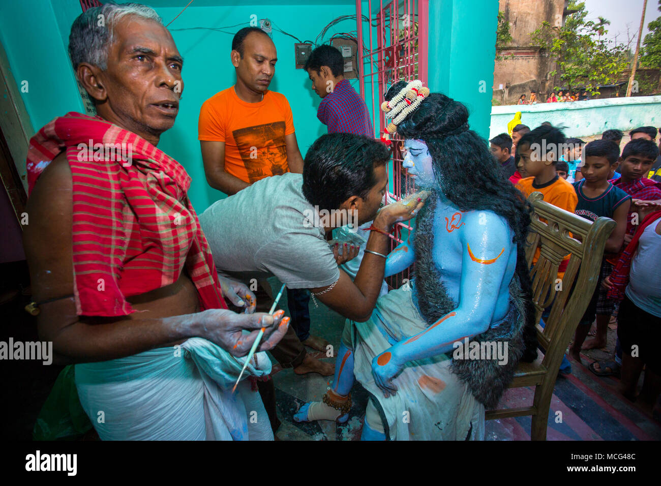 Un indù del Bangladesh devota comunità prende parte a Lal Kach (vetro rosso) festival durante l'ultimo giorno del calendario bengalese. Il festival è ben kn Foto Stock