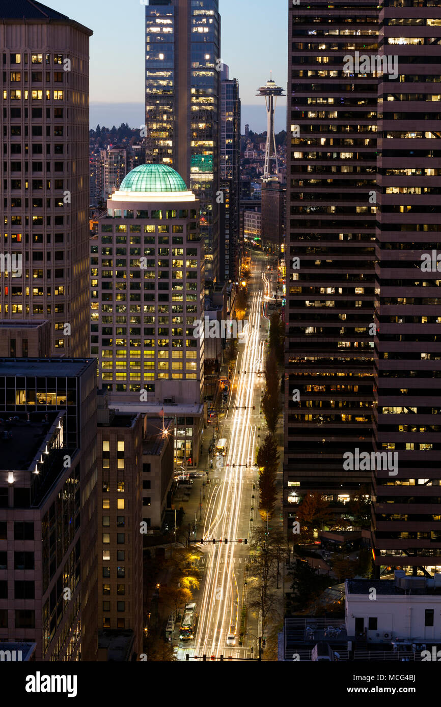 WA14263-00...WASHINGTON - Visualizzare fino 2° Avenue verso lo spazio ago come vista dal ponte di osservazione di Smith Tower a Seattle. Foto Stock