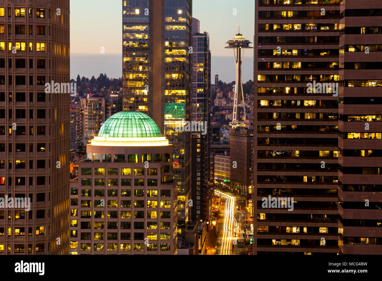 WA14264-00...WASHINGTON - Visualizzare fino 2° Avenue verso lo spazio ago come vista dal ponte di osservazione di Smith Tower a Seattle. Foto Stock