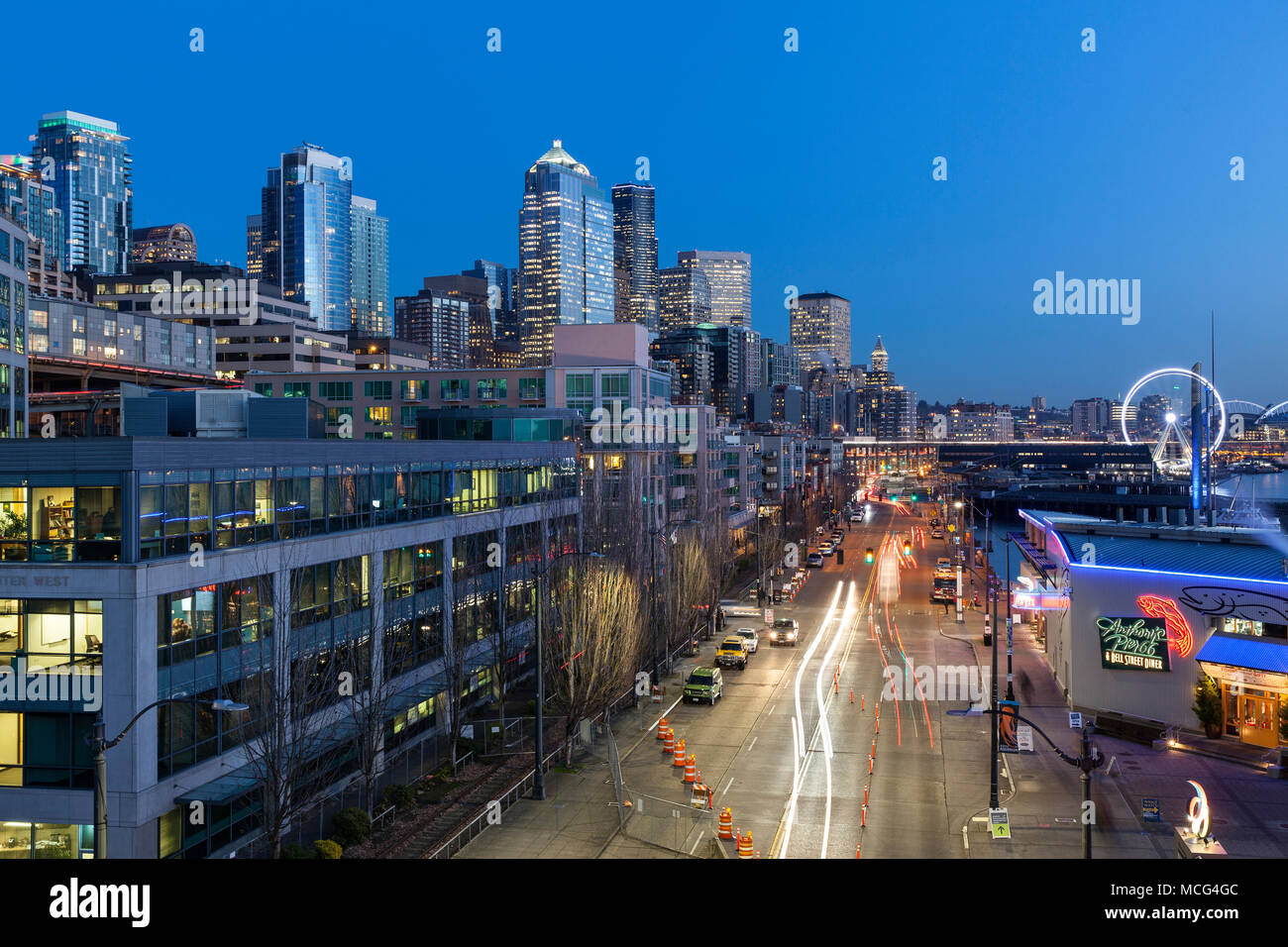 WA14394-00...WASHINGTON - Vista del Seattle Waterfront area dal cavalcavia pedonali attraversando Alaska modo al Molo 66. Foto Stock