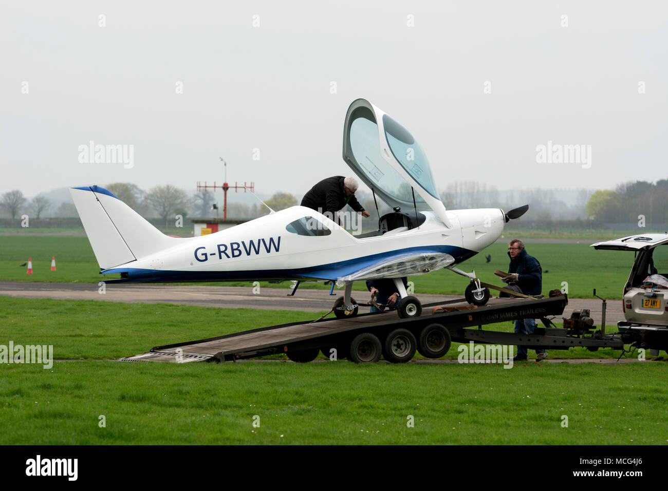 BRM Aero Bristell NG5 ala velocità su un rimorchio a Wellesbourne Airfield, Warwickshire, Regno Unito (G-RBWW) Foto Stock