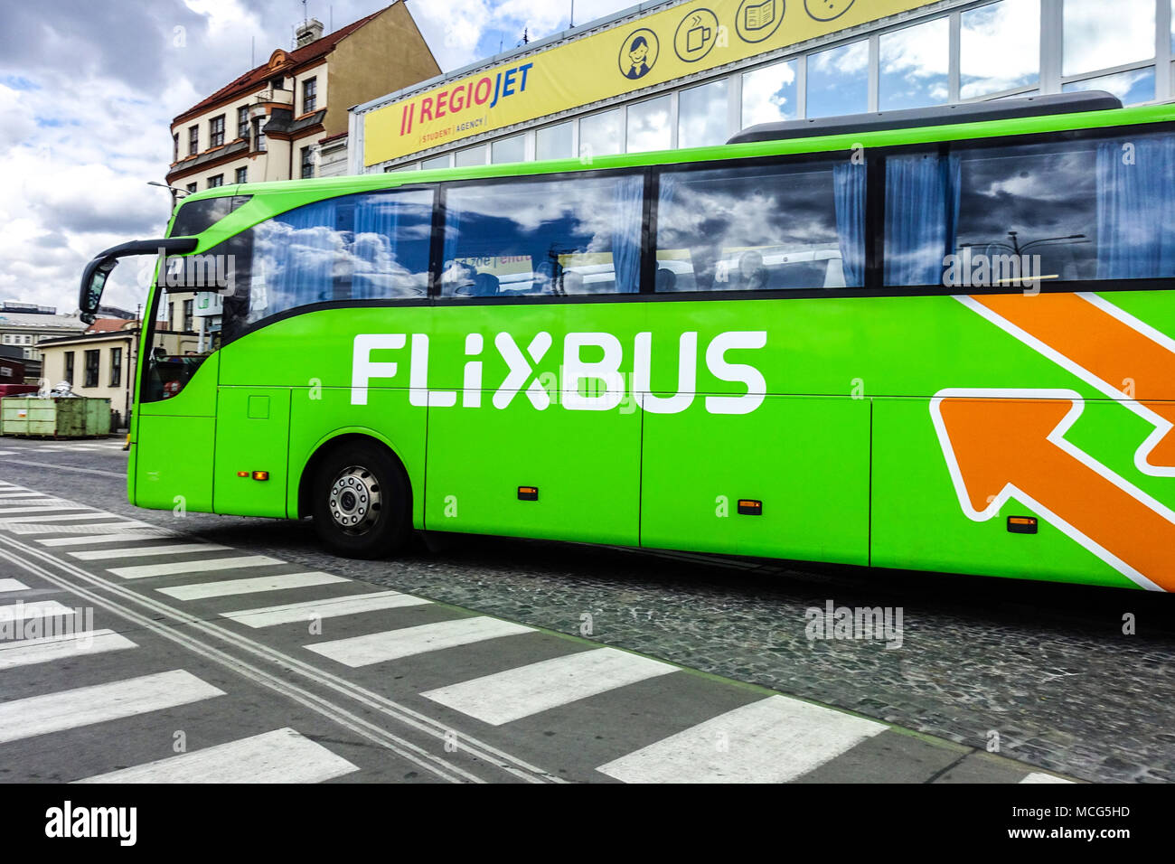 Flixbus presso la stazione degli autobus Florenc, Praga, Repubblica Ceca Foto Stock