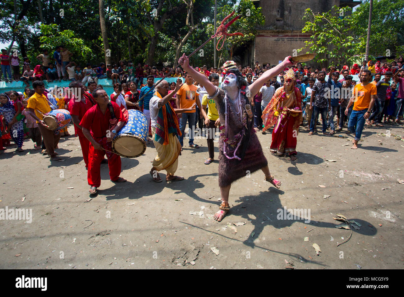 Un indù del Bangladesh devota comunità prende parte a Lal Kach (vetro rosso) festival durante l'ultimo giorno del calendario bengalese. Il festival è ben kn Foto Stock