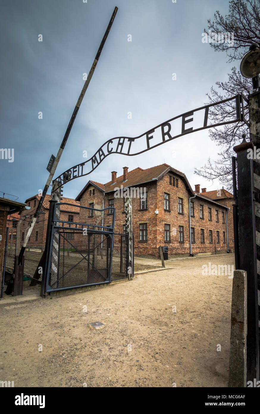 Il cancello principale del campo di concentramento di Auschwitz con la  scritta lavoro vi rende liberi, Auschwitz, Polonia Foto stock - Alamy