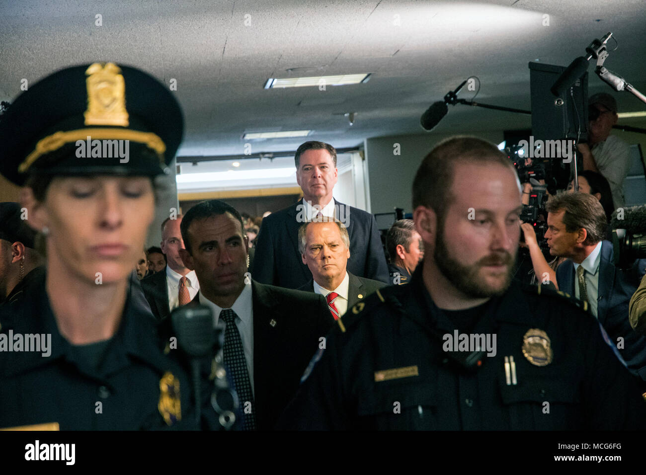 Washington DC., USA, Giugno 8, 2017. Ex direttore dell'FBI James Comey passeggiate fuori dell'udito in camera il Senato Hart edificio per uffici e passato il guanto di sfida della media delle telecamere e relazione4ers dopo che compaiono nella parte anteriore del Senato comitato di Intelligence oggi Foto Stock