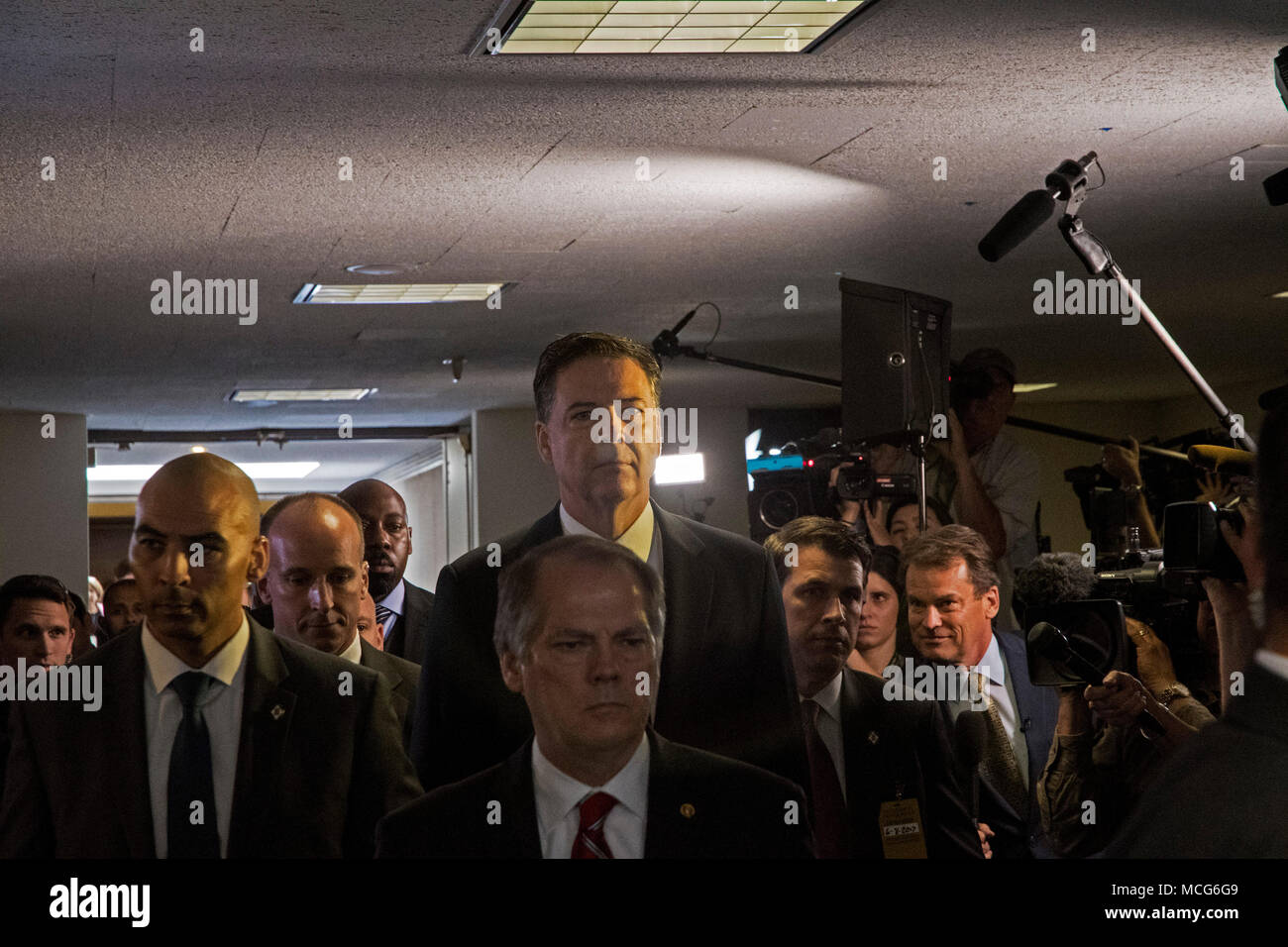 Washington DC., USA, Giugno 8, 2017. Ex direttore dell'FBI James Comey passeggiate fuori dell'udito in camera il Senato Hart edificio per uffici e passato il guanto di sfida della media delle telecamere e relazione4ers dopo che compaiono nella parte anteriore del Senato comitato di Intelligence oggi Foto Stock