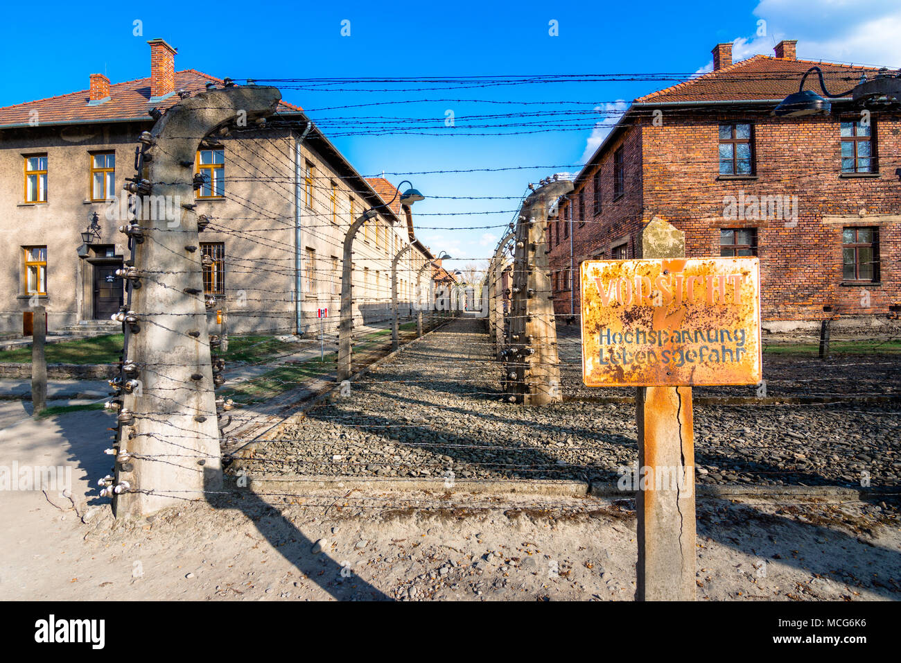 Elettrico fili spinati tedesco del campo di lavoro e sterminio nazista eredità di mondo Auschwitz Birkenau, Polonia Foto Stock