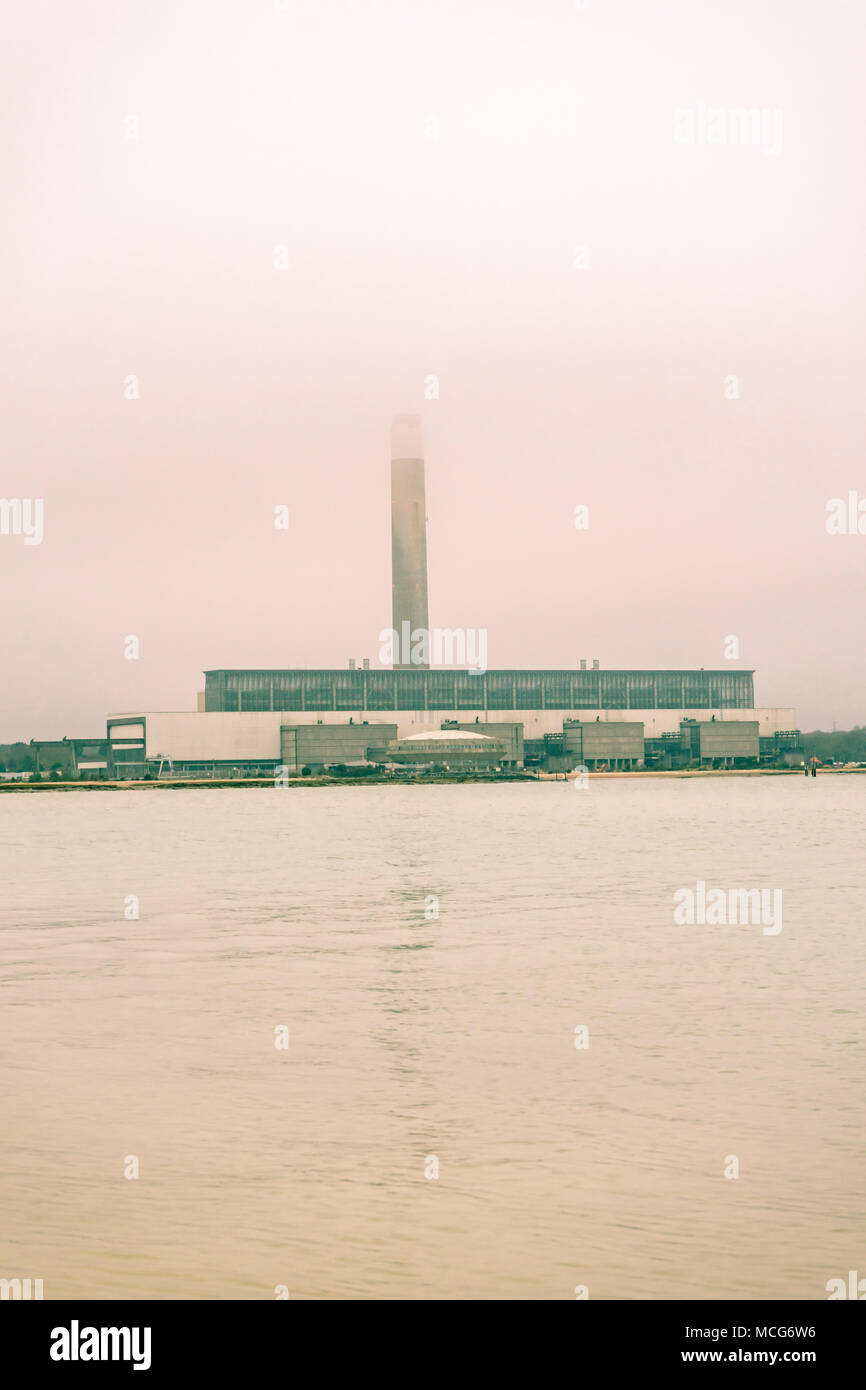 Fawley Power Station, un olio chiuso-fired power station, situato sul lato occidentale di Southampton acqua febbraio 2018, offuscato nella nebbia, England, Regno Unito Foto Stock