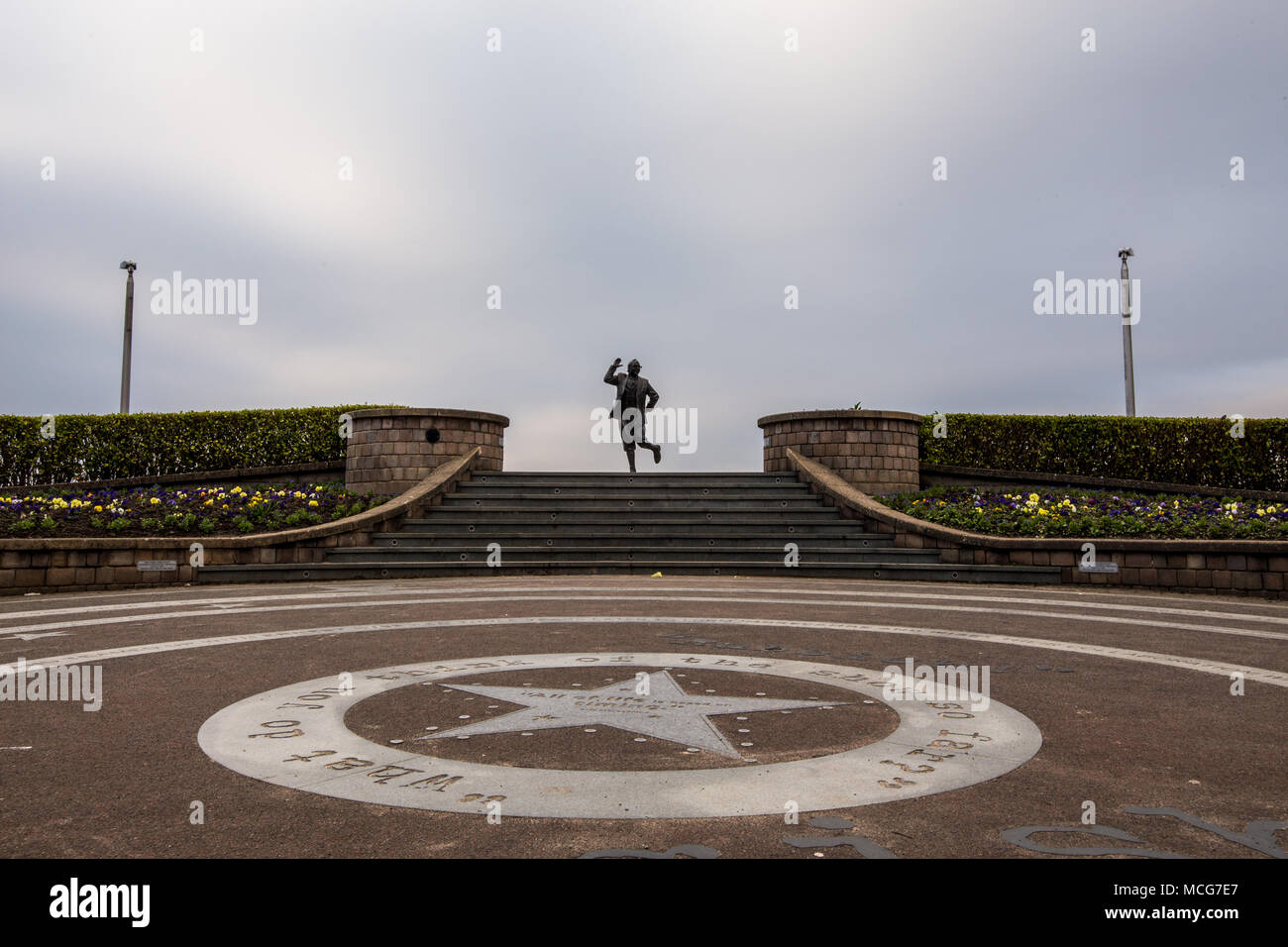 Sillhoutte Eric Morecambe statua sul lungomare di Morecambe. Prese a Morecambe, Inghilterra, Regno Unito il 11 aprile 2018. Foto Stock