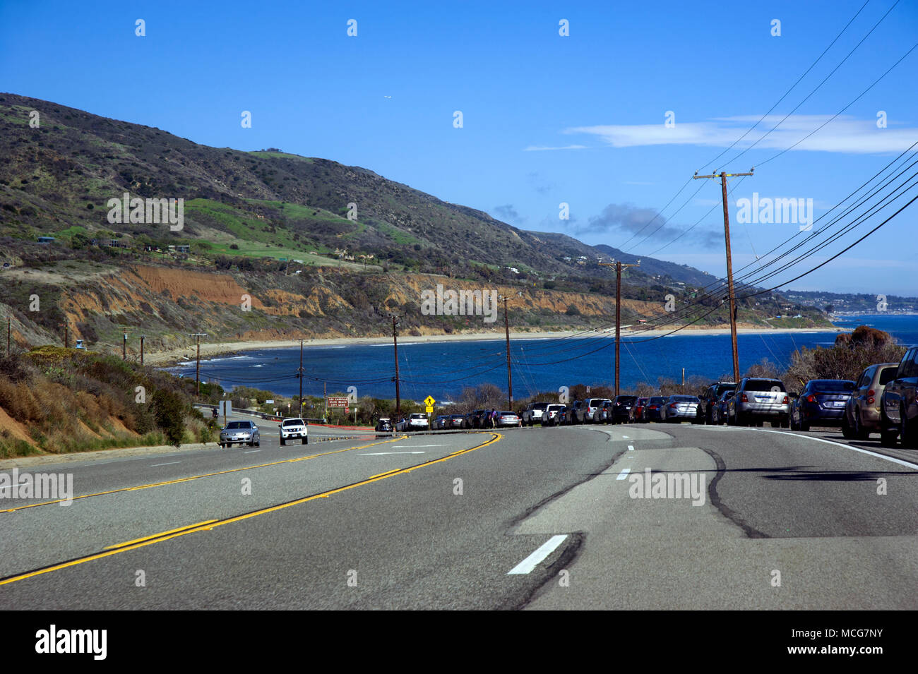 La guida sulla Pacific Coast Highway vicino a Malibu, CA Foto Stock