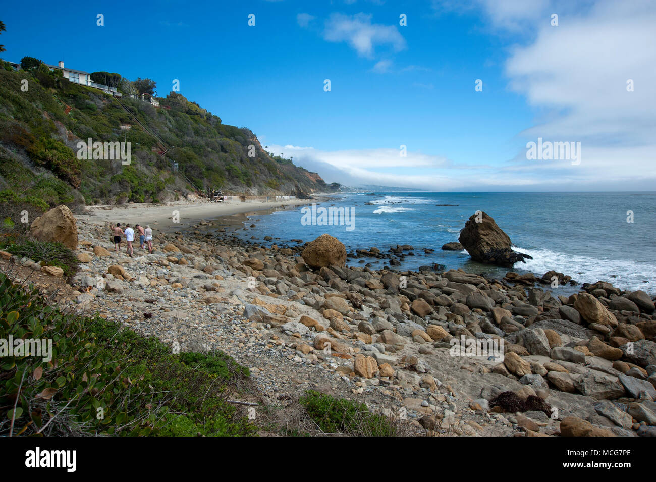 Due coppie in direzione di una remota spiaggia vicino a Malibu sulla costa Californiana Meridionale. Foto Stock