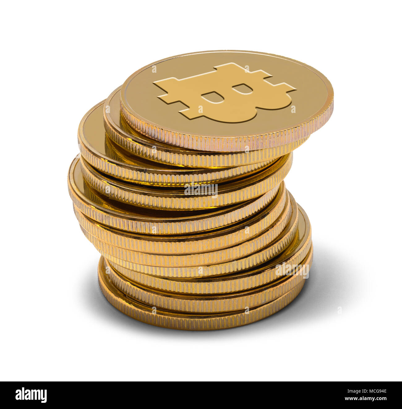 Pila di oro Bitcoins isolato su uno sfondo bianco. Foto Stock