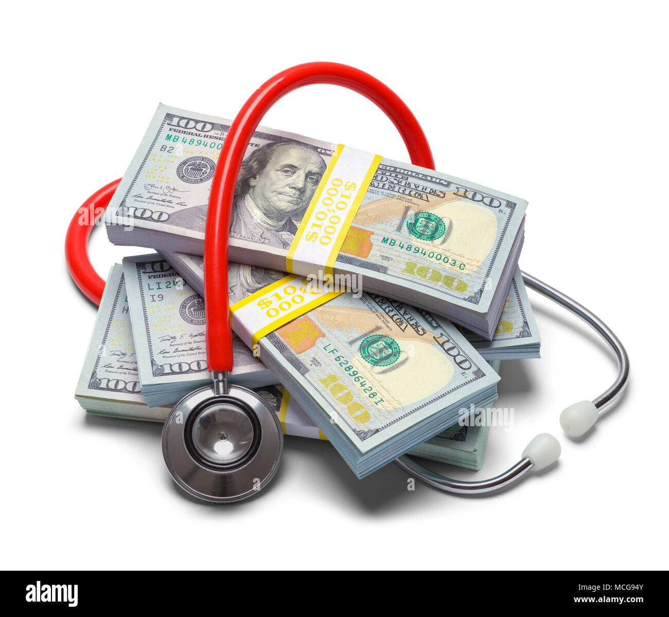 Pila di denaro con uno stetoscopio isolato su uno sfondo bianco. Foto Stock