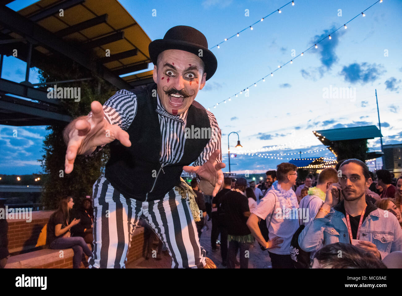 Creative sud il carnevale di meraviglia partito ponte sul ponte pedonale che attraversano il fiume Chattahoochee tra Columbus, GA e Phenix City, AL. Foto Stock