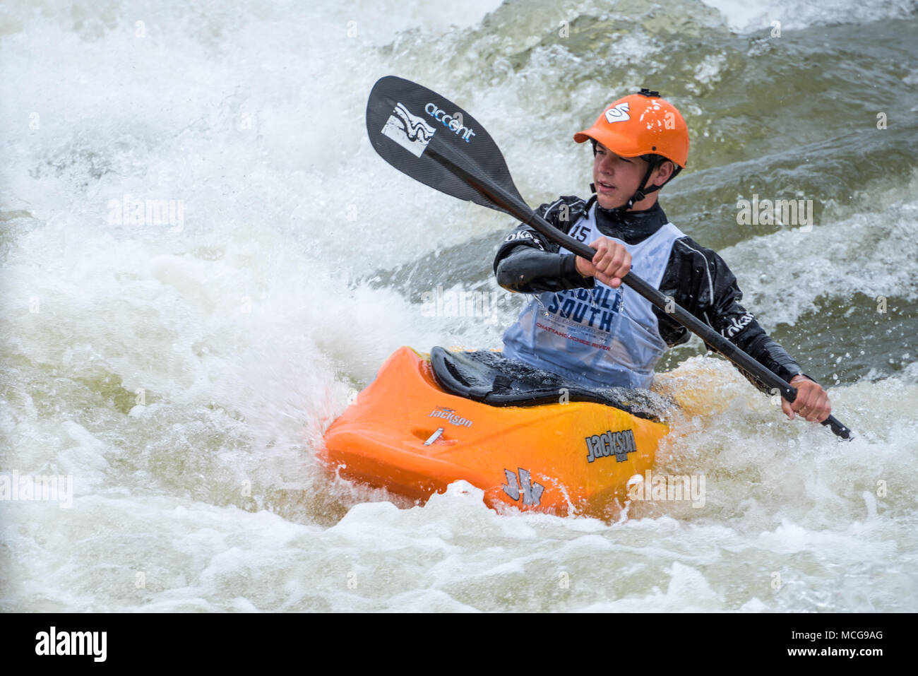 Teen kayaker a Paddle Sud, USA Kayak Freestyle Campionato Nazionale in Columbus, Georgia. Foto Stock