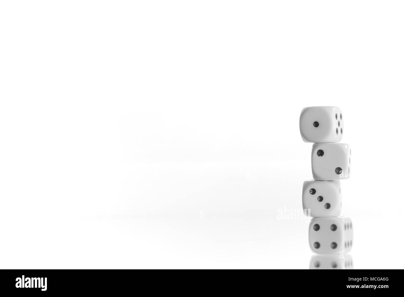 4 dadi di colore bianco con il numero di occhi 1 2 3 4 su sfondo bianco simbolo isolato Foto Stock