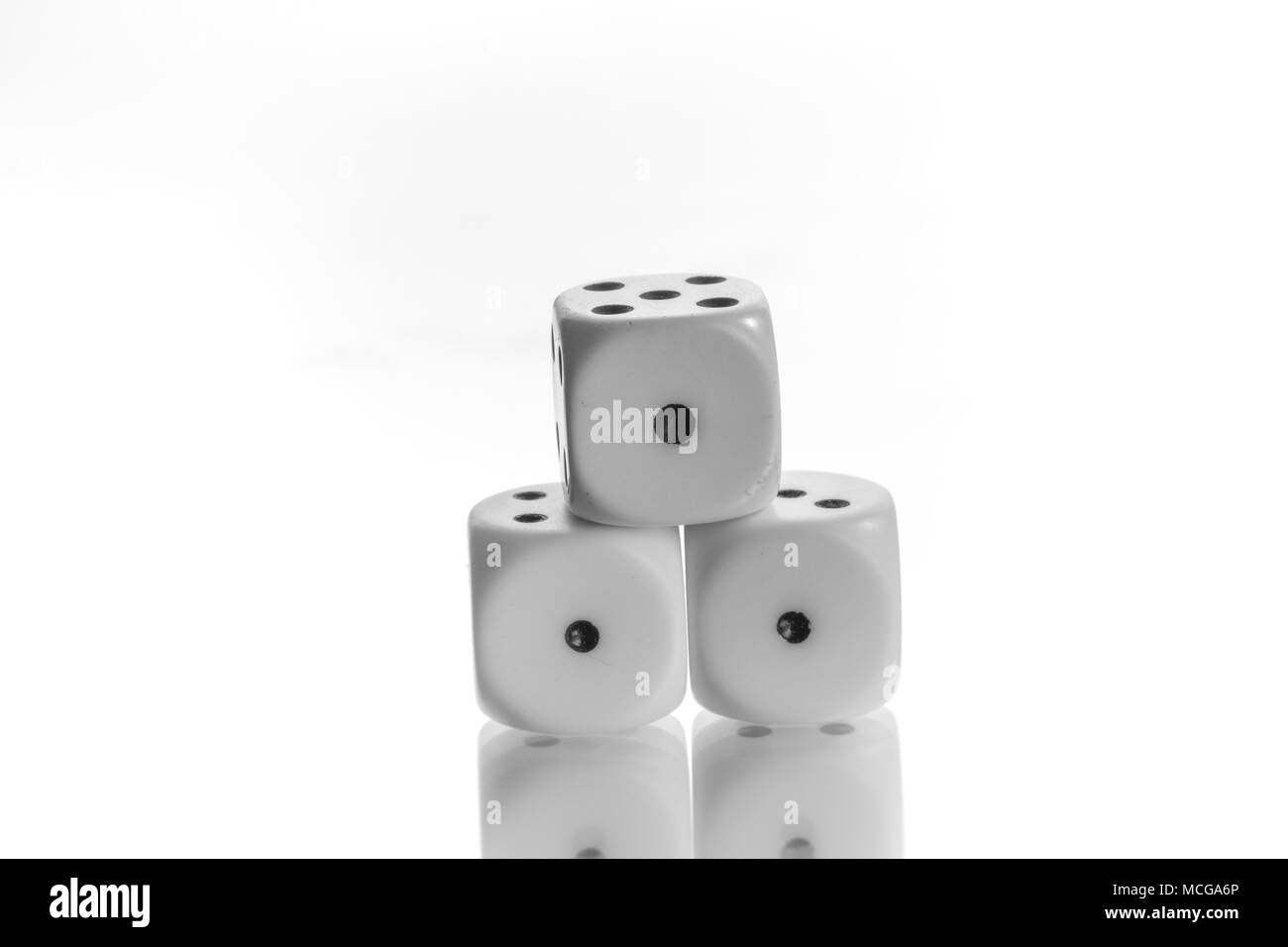 Tre dadi impilati in una piramide con il numero 1 uno sfondo bianco simbolo Foto Stock