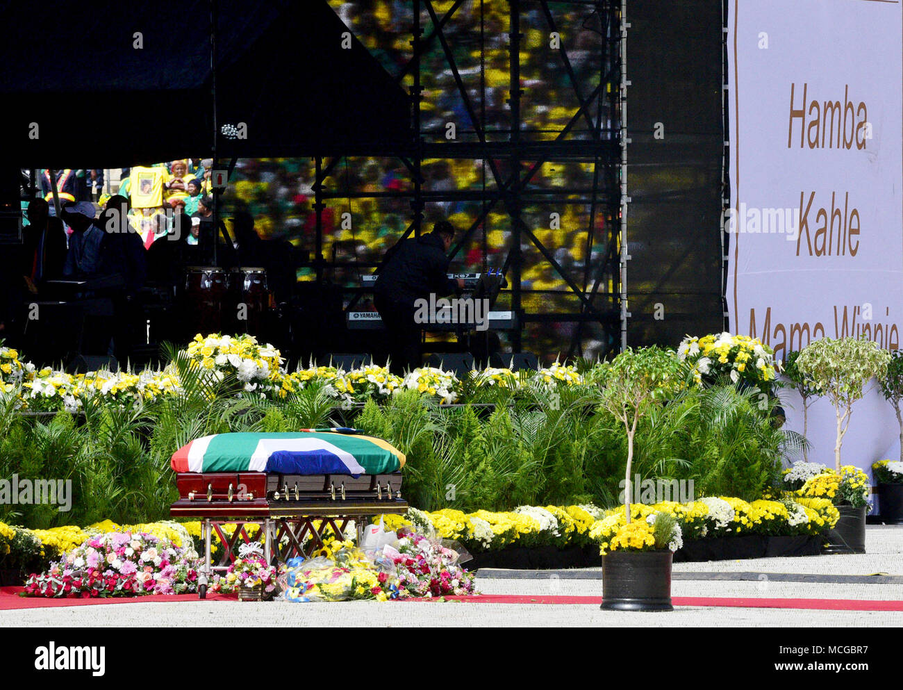 Winnie Mandela la bara visto come popolo sudafricano è venuto a partecipare al funerale. Winnie Mandela, la ex moglie di Nelson Mandela è scomparso a Johannesburg il 2 aprile 2018 dopo una lunga malattia all'età di 81, il funerale è stato celebrato a mantenere non razzista in Sudafrica in sogno la mentalità della gente. Foto Stock