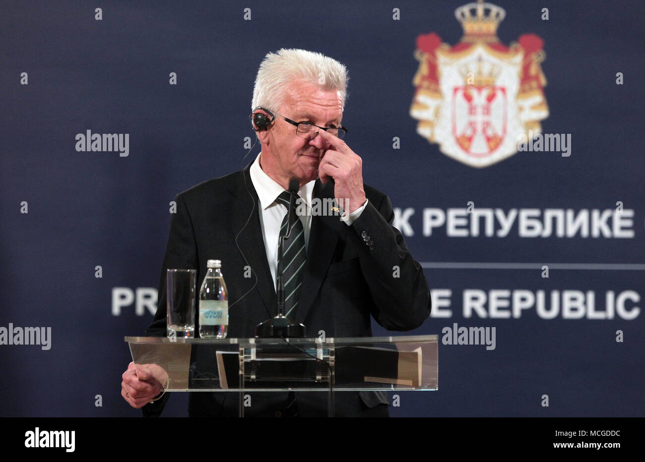 16 aprile 2018, Serbia, Belgrado: Winfried Kretschmann (Alleanza 90/verdi, Premier Baden-Wuerttemberg, dando una conferenza stampa con Aleksandar Vucic (non mostrato), il Presidente della Repubblica di Serbia. Kretschmann sarà in visita in Serbia, Croazia e Bosnia Erzegovina fino al 20 aprile. Lo scopo della visita è di rafforzare i legami, ulteriori cooperazioni e parlare di paesi non UE circa le loro prospettive di appartenenza. Foto: Dragan Stankovic/dpa Foto Stock