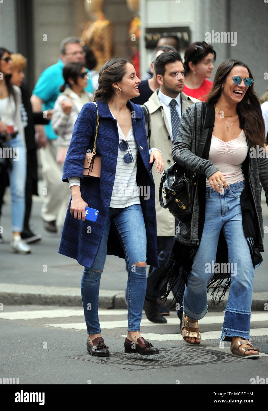 Milano, Matilde Gioli shopping in centro con la sua amica attrice MATILDE GIOLI dopo lo shopping in centro città con un amico, dà di sé una sosta per pranzo presso il "cova". Qui è una sorpresa mentre mangiare uno spuntino nel famoso bar di Via Montenapoleone e poi fare una lunga passeggiata attraverso le strade del centro. Matilde Gioli porta un sacco di Balmain Foto Stock