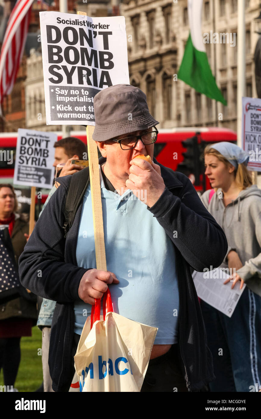 Westminster, Londra, Regno Unito. Il 16 aprile 2018. La gente al rally di una protesta organizzata dall'arresto della coalizione bellica contro attacchi aerei in Siria. 'Stop la rincorsa alla guerra: non bombardare la Siria' è frequentato da diverse centinaia di persone in piazza del Parlamento, con gli oratori ospiti tra cui Bruce Kent, CND Vicepresidente e musicista Brian Eno. Credito: Imageplotter News e sport/Alamy Live News Foto Stock