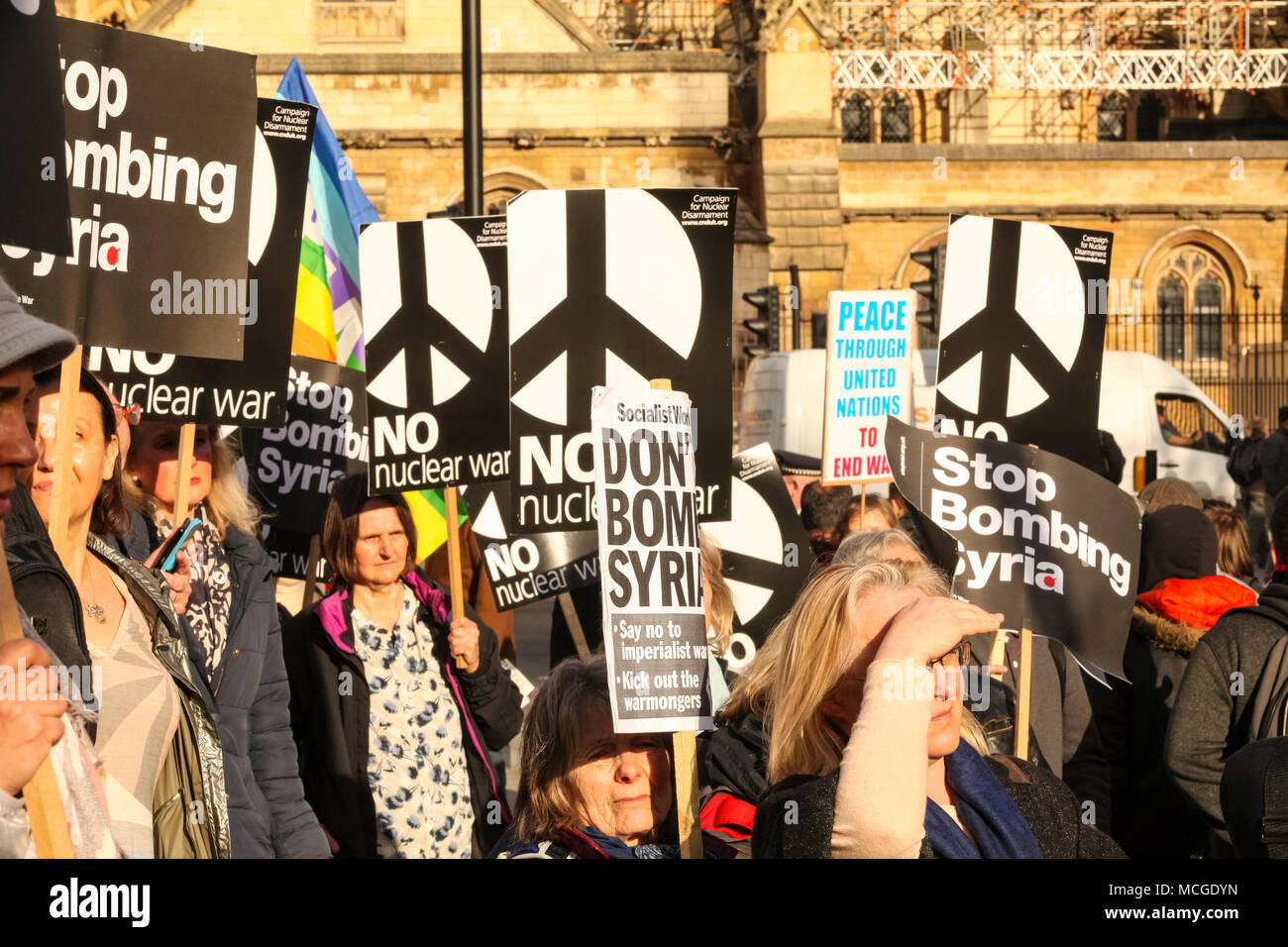 Westminster, Londra, Regno Unito. Il 16 aprile 2018. La gente al rally di una protesta organizzata dall'arresto della coalizione bellica contro attacchi aerei in Siria. 'Stop la rincorsa alla guerra: non bombardare la Siria' è frequentato da diverse centinaia di persone in piazza del Parlamento, con gli oratori ospiti tra cui Bruce Kent, CND Vicepresidente e musicista Brian Eno. Credito: Imageplotter News e sport/Alamy Live News Foto Stock