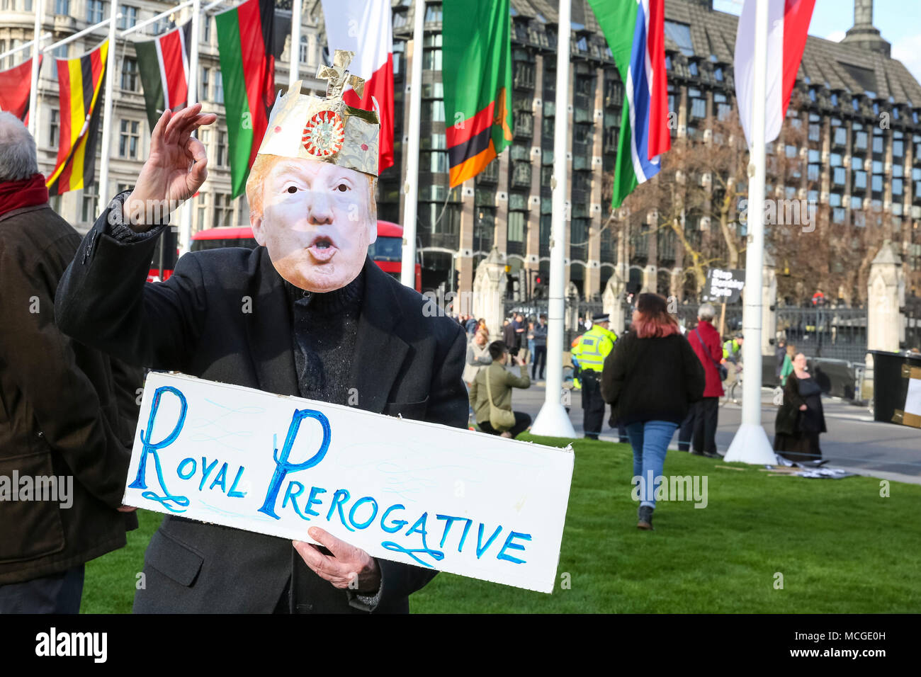 Westminster, Londra, Regno Unito. Il 16 aprile 2018. La gente al rally di una protesta organizzata dall'arresto della coalizione bellica contro attacchi aerei in Siria. 'Stop la rincorsa alla guerra: non bombardare la Siria' è frequentato da diverse centinaia di persone in piazza del Parlamento, con gli oratori ospiti tra cui Bruce Kent, CND Vicepresidente e musicista Brian Eno. Credito: Imageplotter News e sport/Alamy Live News Foto Stock