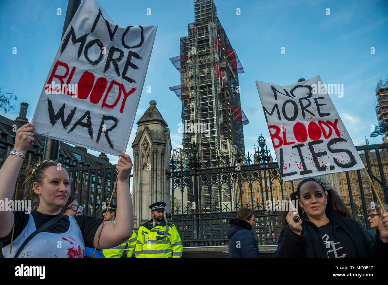 Westminster, Londra, Regno Unito. Xvi Apr, 2018. Un bombardamento di arresto Siria protesta in piazza del Parlamento, organizzata dall'arresto della coalizione bellica, tra gli altri. Essa è stata temporizzata in modo da combinare con il dibattito in parlamento. Credito: Guy Bell/Alamy Live News Foto Stock