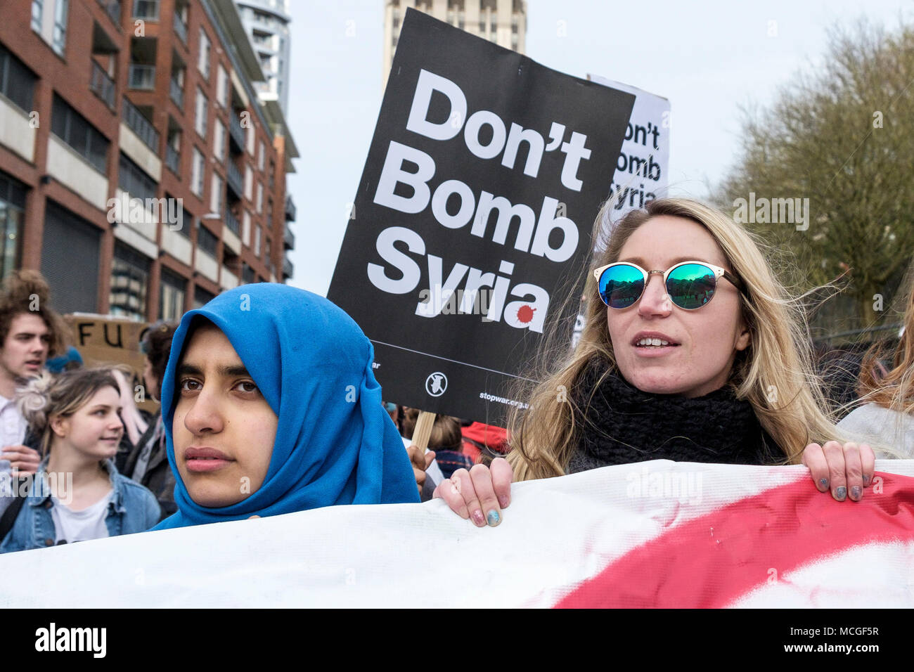 Bristol, Regno Unito. 16 Aprile, 2018. I manifestanti che trasportano 'non bombardare la Siria' cartelloni sono illustrati in quanto essi marzo attraverso Bristol durante un bombardamento di arresto Siria marcia di protesta. Il rally e il mese di marzo è stato organizzato dalla Bristol a fermare la guerra coalizione per protestare contro il governo del Regno Unito hanno le incursioni aeree in Siria. Credito: lynchpics/Alamy Live News Foto Stock