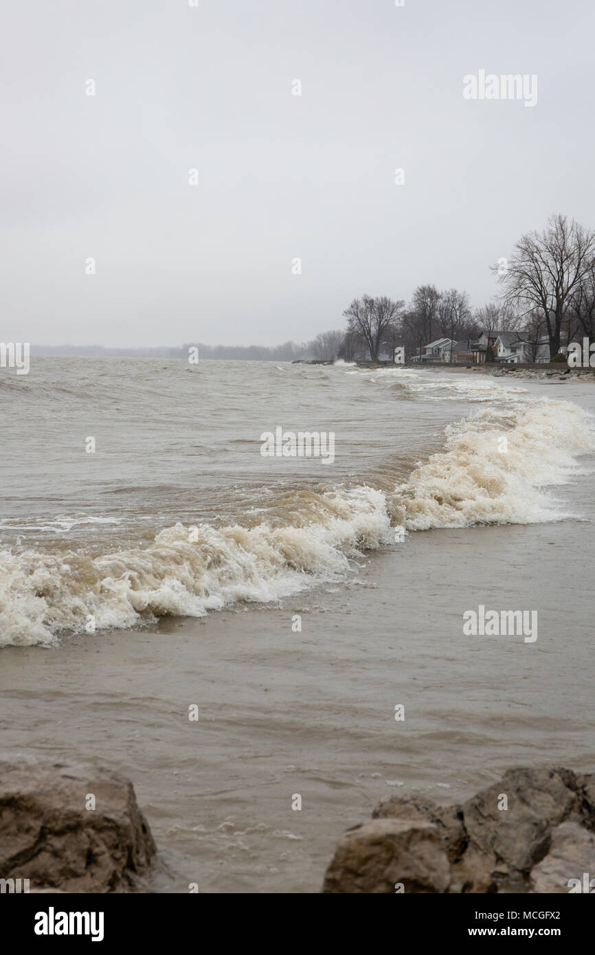 LUNA PIER MICHIGAN, 15 Aprile 2018: più di 200 Luna Pier residenti lungo il Lago Erie hanno dovuto essere evacuati a causa di inondazioni lakeshore dopo diversi giorni di pioggia torrenziale. Credito: David Gaunt/Alamy Live News Foto Stock