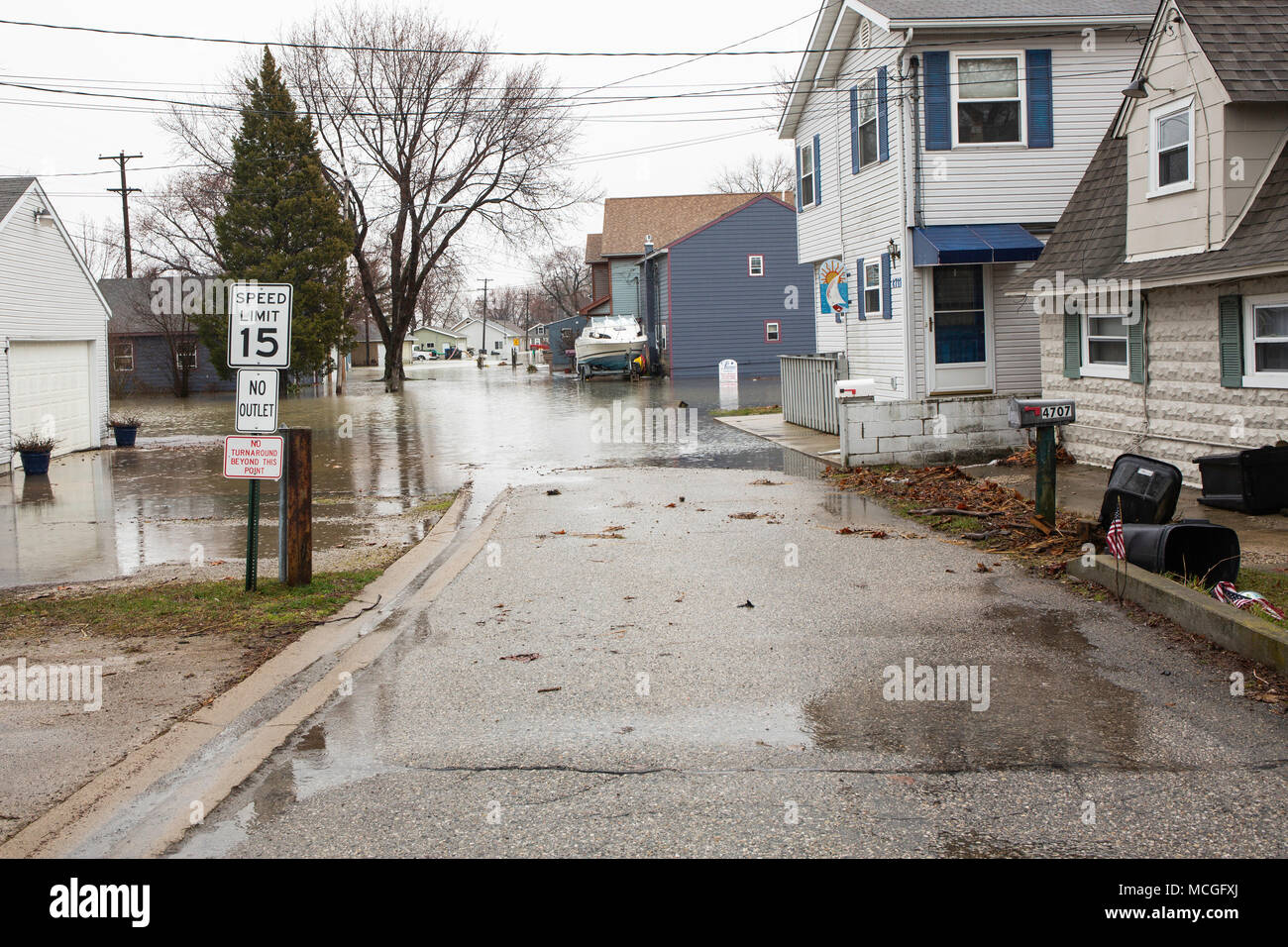 LUNA PIER MICHIGAN, 15 Aprile 2018: più di 200 Luna Pier residenti lungo il Lago Erie hanno dovuto essere evacuati a causa di inondazioni lakeshore dopo diversi giorni di pioggia torrenziale. Credito: David Gaunt/Alamy Live News Foto Stock