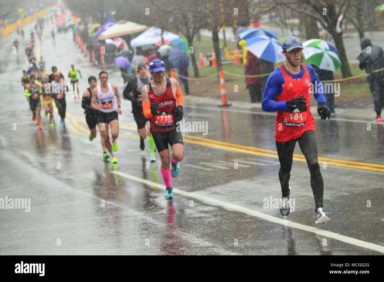 Newton, MA, Stati Uniti d'America 16 aprile 2018 maratoneta affrontare le tempeste e la faticosa salita di Heartbreak Hill per completare la Maratona di Boston Credito: James Kirkikis/Alamy Live News Foto Stock