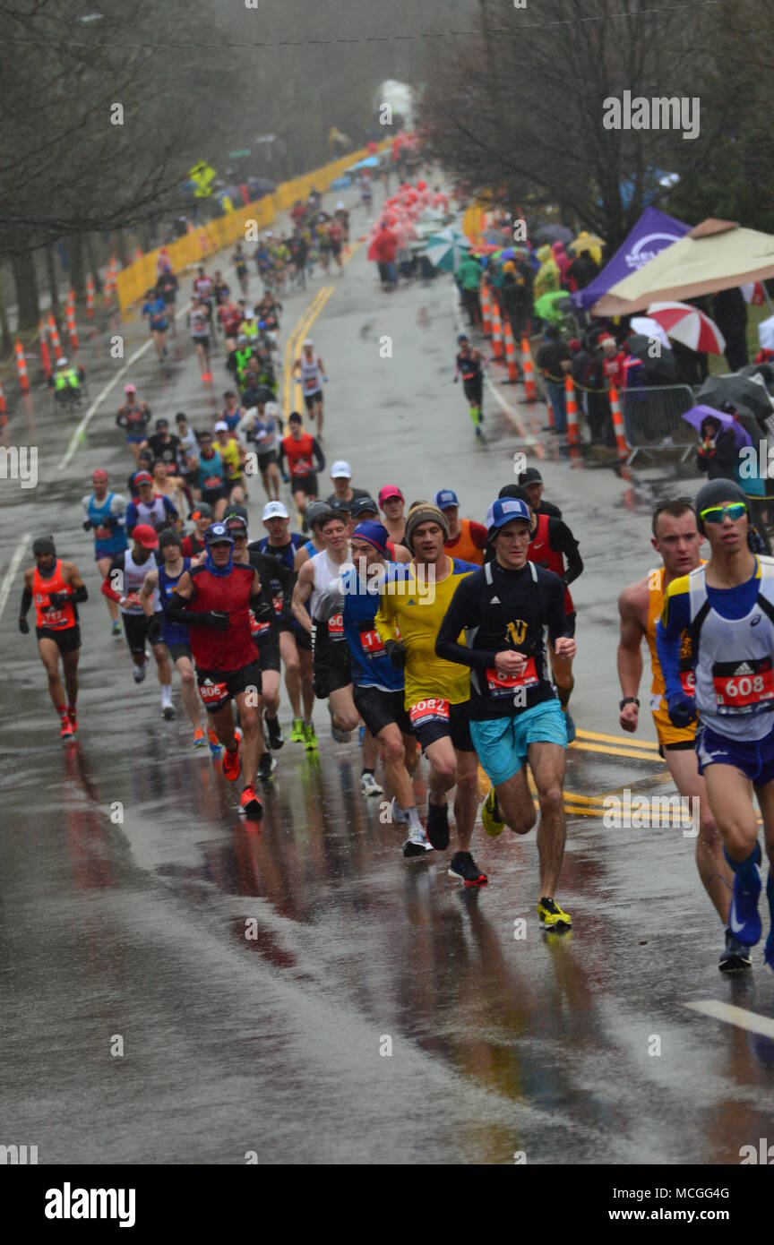 Newton, MA, Stati Uniti d'America 16 aprile 2018 maratoneta affrontare le tempeste e la faticosa salita di Heartbreak Hill per completare la Maratona di Boston Credito: James Kirkikis/Alamy Live News Foto Stock