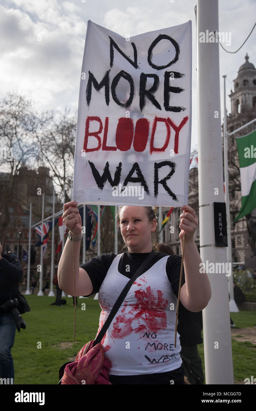 Londra, Regno Unito. Il 16 aprile 2018. Arrestare la coalizione bellica di organizzare una manifestazione di protesta contro gli attacchi aerei in Siria e violano il diritto internazionale è frequentato da diverse centinaia di persone in piazza del Parlamento, Londra, UK Credit: Vedere Li/Alamy Live News Foto Stock