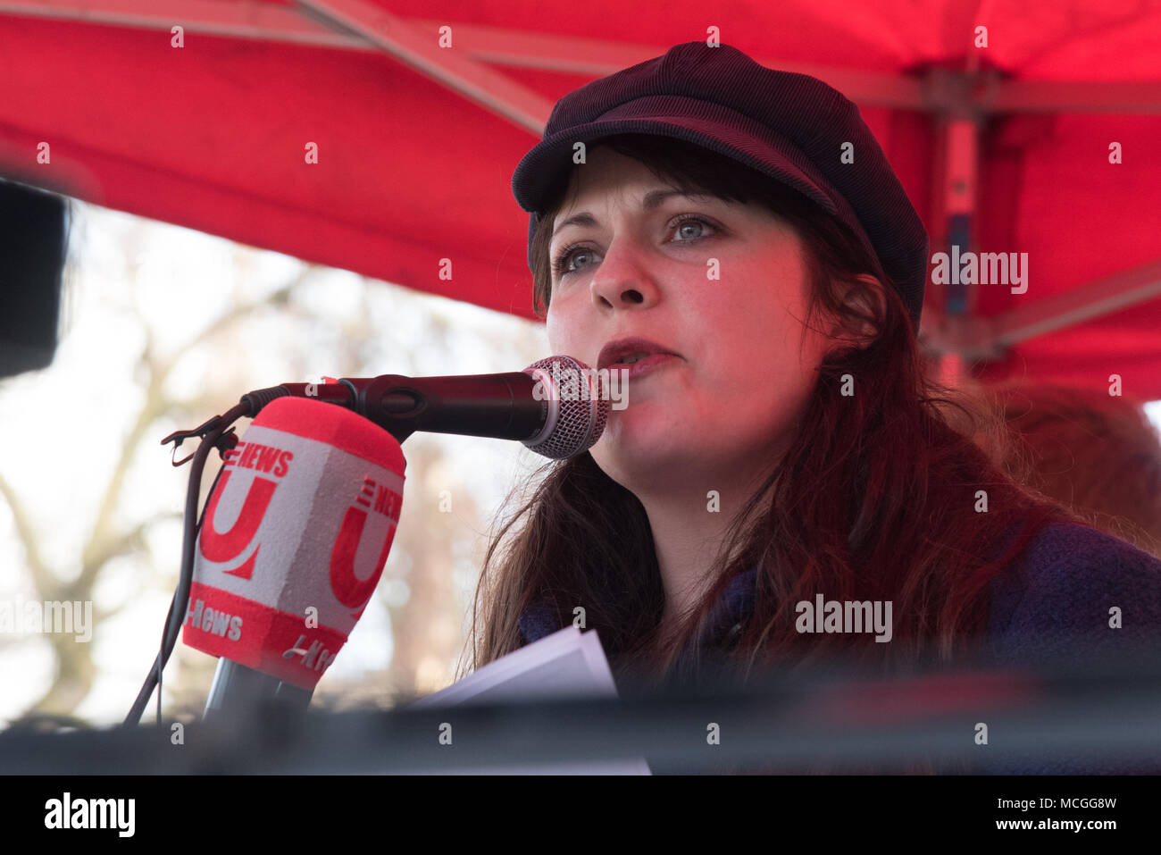 Londra, Regno Unito. Il 16 aprile 2018. Amelia Womack del Partito Verde parla contro attacchi aerei in Siria e violano il diritto internazionale è frequentato da diverse centinaia di persone in piazza del Parlamento, Londra, UK Credit: Vedere Li/Alamy Live News Foto Stock