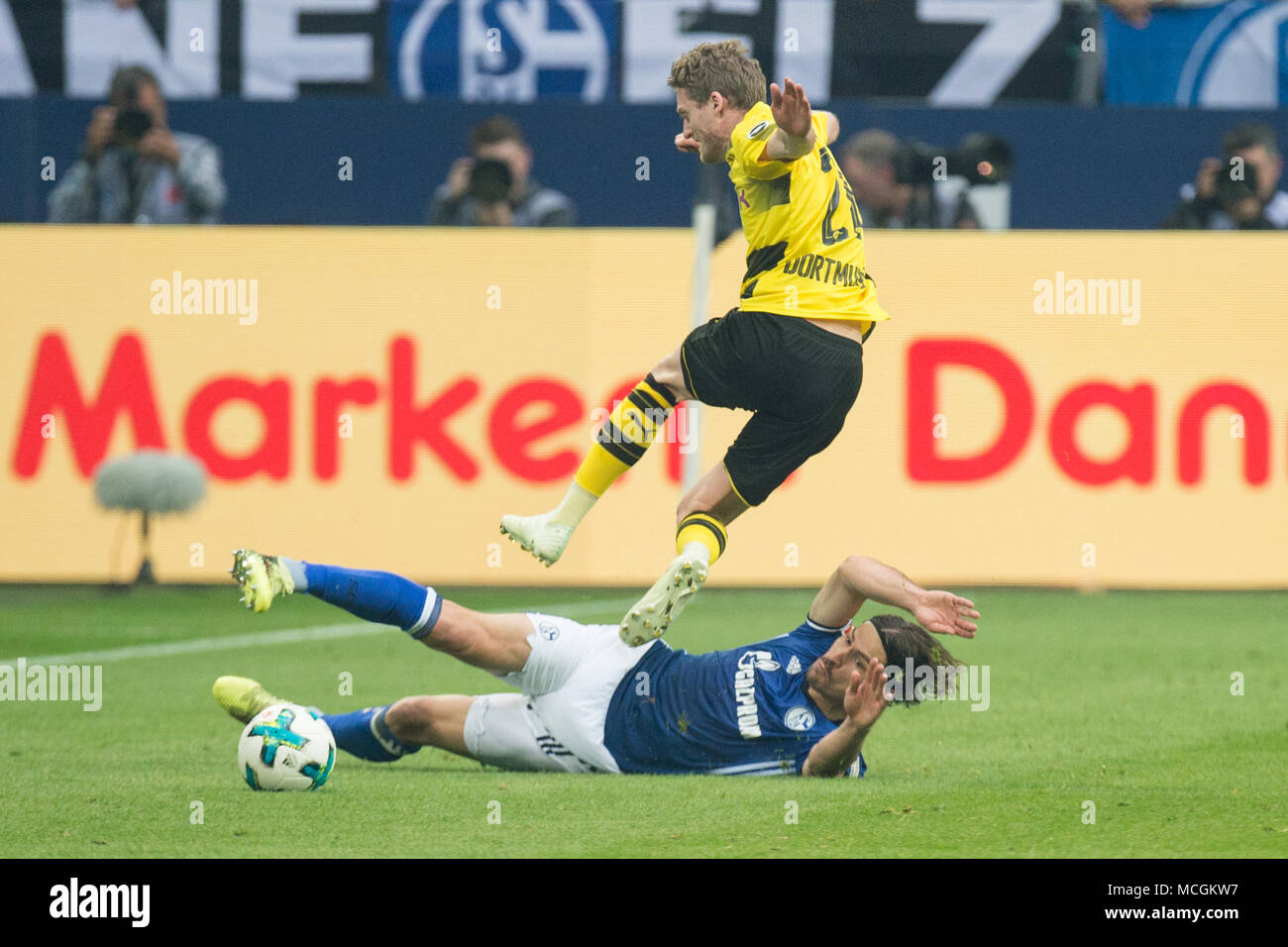 Gelsenkirchen, Deutschland. Xv Apr, 2018. Andre SCHUERRLE (Ob., Schssrrle, fare) versus Benjamin STAMBOULI (GE), azione, duelli, calcio prima Bundesliga, trentesima giornata, FC Schalke 04 (GE) - Borussia Dortmund (DO) 2: 0, il 15/04/2017 a Gelsenkirchen/Germania. | Utilizzo di credito in tutto il mondo: dpa/Alamy Live News Foto Stock