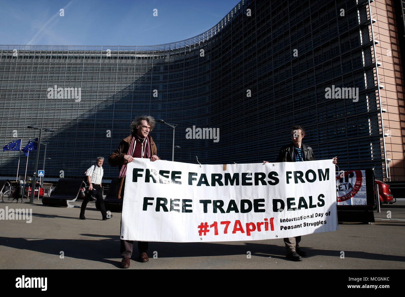 Bruxelles, Belgio. Il 17 aprile 2018. Gli allevatori di bestiame, i contadini e gli attivisti protesta di fronte la Commissione europea uffici contro gli accordi di libero scambio dell'UE durante un'azione per la giornata internazionale dei contadini lotte. Alexandros Michailidis/Alamy Live News Foto Stock