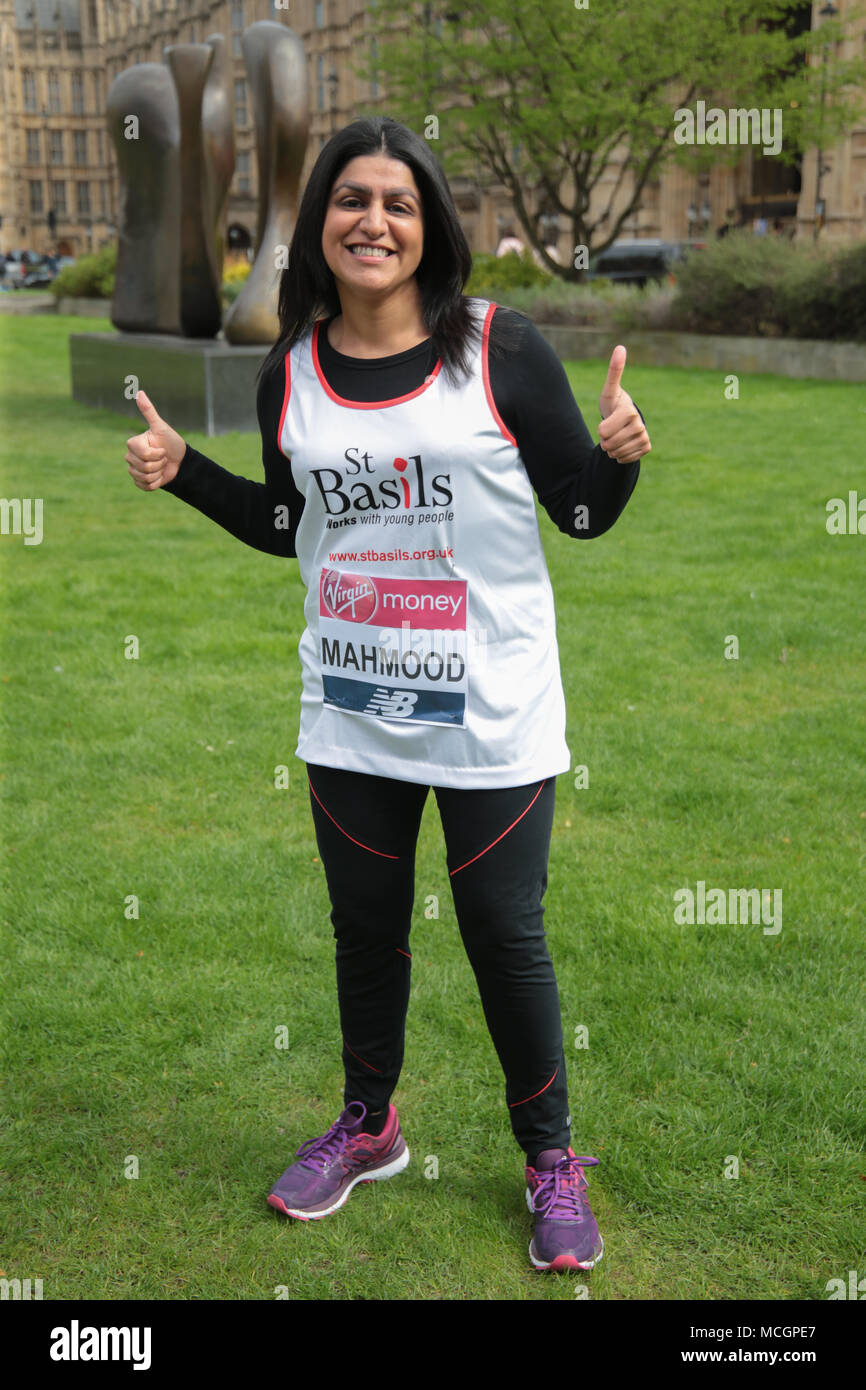 Londra REGNO UNITO 17 aprile 2018 un record 17 MPs assumerà il 2018 denaro Virgin London Marathon. Essi assemblati in kit in esecuzione su College Green al di fuori della sede del Parlamento per una foto chiamata oggi.Essi sono Tom Pursglove,,Johnj Lamont,Alun Cairns,Rehman Chishti,Chris Green,Caroline Johnson, James Morris,Leo Docherty,Alex Norris,Shabana Mahmood,Nic Dakin,Chris Evans,Jon Ashworth,Nick Smith,Jenny Chapman,Ruth carbury,David Linden,Hannah Bardell e Styart Mcdonald,Purtroppo non tutti hanno dimostrato fino @Paolo Quezada-Neiman/Alamy Live News Foto Stock