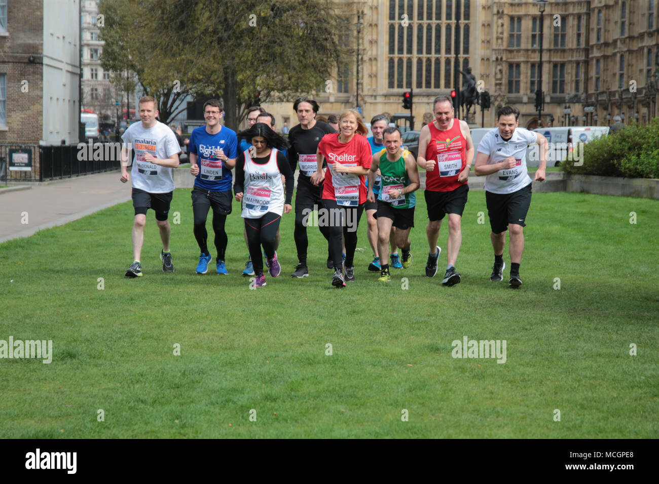 Londra REGNO UNITO 17 aprile 2018 un record 17 MPs assumerà il 2018 denaro Virgin London Marathon. Essi assemblati in kit in esecuzione su College Green al di fuori della sede del Parlamento per una foto chiamata oggi.Essi sono Tom Pursglove,,Johnj Lamont,Alun Cairns,Rehman Chishti,Chris Green,Caroline Johnson, James Morris,Leo Docherty,Alex Norris,Shabana Mahmood,Nic Dakin,Chris Evans,Jon Ashworth,Nick Smith,Jenny Chapman,Ruth carbury,David Linden,Hannah Bardell e Styart Mcdonald,Purtroppo non tutti hanno dimostrato fino @Paolo Quezada-Neiman/Alamy Live News Foto Stock