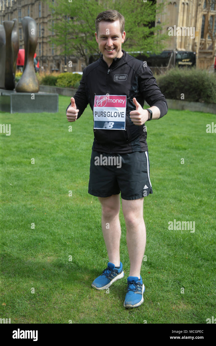 Londra REGNO UNITO 17 aprile 2018 un record 17 MPs assumerà il 2018 denaro Virgin London Marathon. Essi assemblati in kit in esecuzione su College Green al di fuori della sede del Parlamento per una foto chiamata oggi.Essi sono Tom Pursglove,,Johnj Lamont,Alun Cairns,Rehman Chishti,Chris Green,Caroline Johnson, James Morris,Leo Docherty,Alex Norris,Shabana Mahmood,Nic Dakin,Chris Evans,Jon Ashworth,Nick Smith,Jenny Chapman,Ruth carbury,David Linden,Hannah Bardell e Styart Mcdonald,Purtroppo non tutti hanno dimostrato fino @Paolo Quezada-Neiman/Alamy Live News Foto Stock