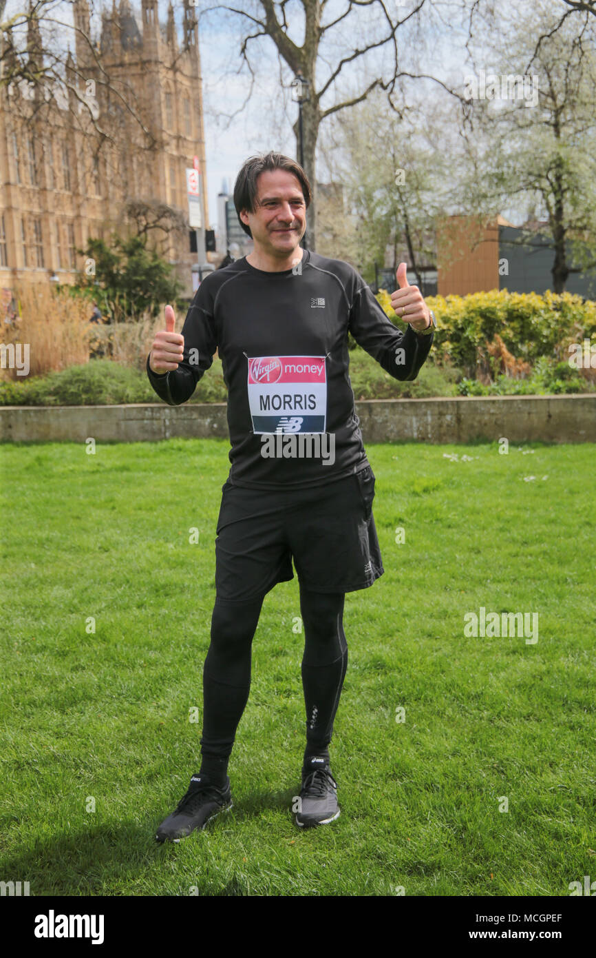 Londra REGNO UNITO 17 aprile 2018 un record 17 MPs assumerà il 2018 denaro Virgin London Marathon. Essi assemblati in kit in esecuzione su College Green al di fuori della sede del Parlamento per una foto chiamata oggi.Essi sono Tom Pursglove,,Johnj Lamont,Alun Cairns,Rehman Chishti,Chris Green,Caroline Johnson, James Morris,Leo Docherty,Alex Norris,Shabana Mahmood,Nic Dakin,Chris Evans,Jon Ashworth,Nick Smith,Jenny Chapman,Ruth carbury,David Linden,Hannah Bardell e Styart Mcdonald,Purtroppo non tutti hanno dimostrato fino @Paolo Quezada-Neiman/Alamy Live News Foto Stock