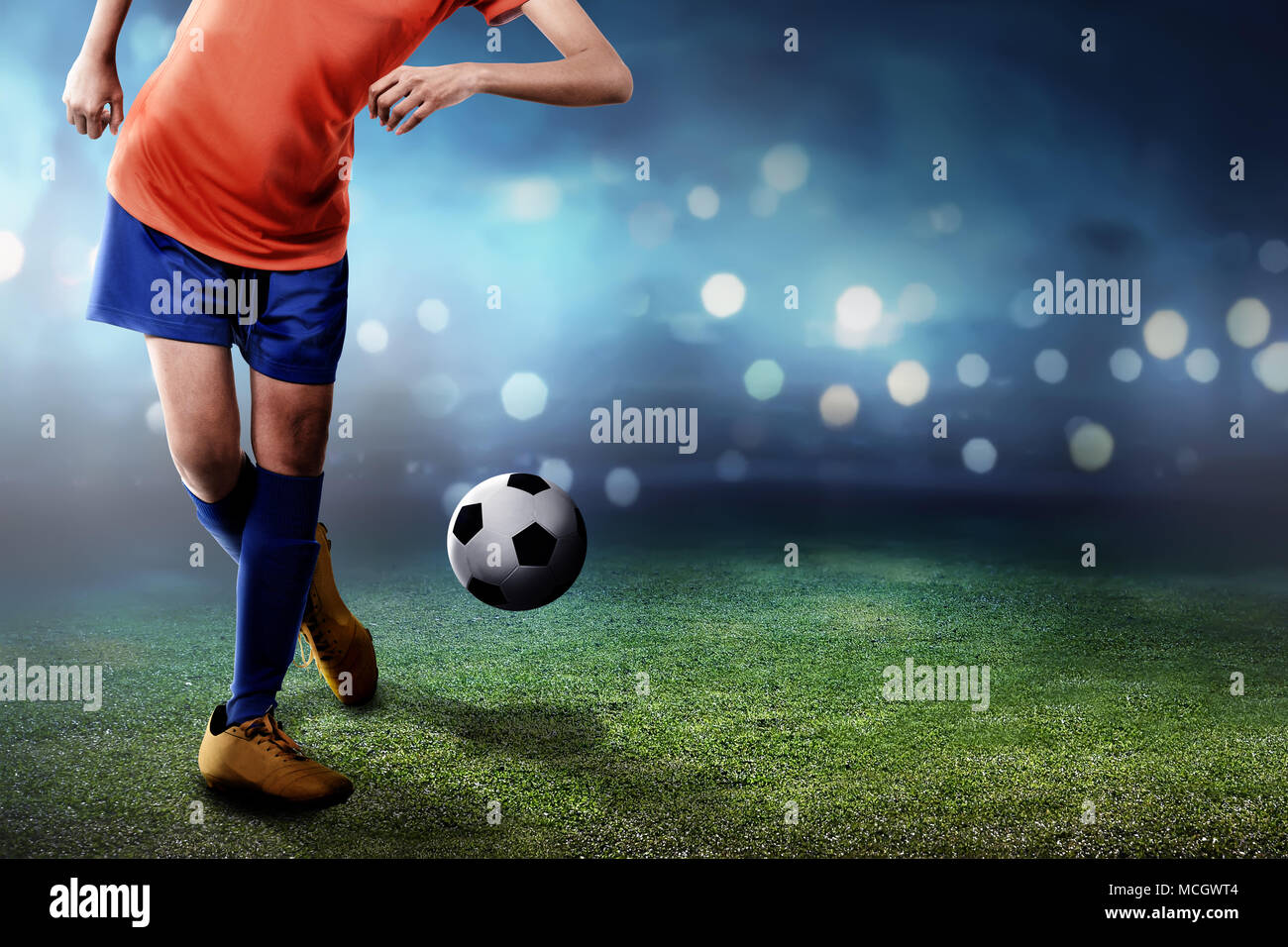 Calcio femminile player esegue la sua abilità con la palla sul campo Foto Stock