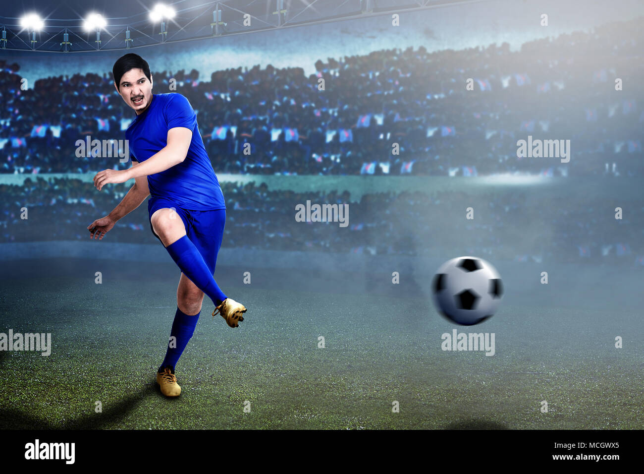 Professional football asiatico il giocatore passa la palla sul campo Foto Stock