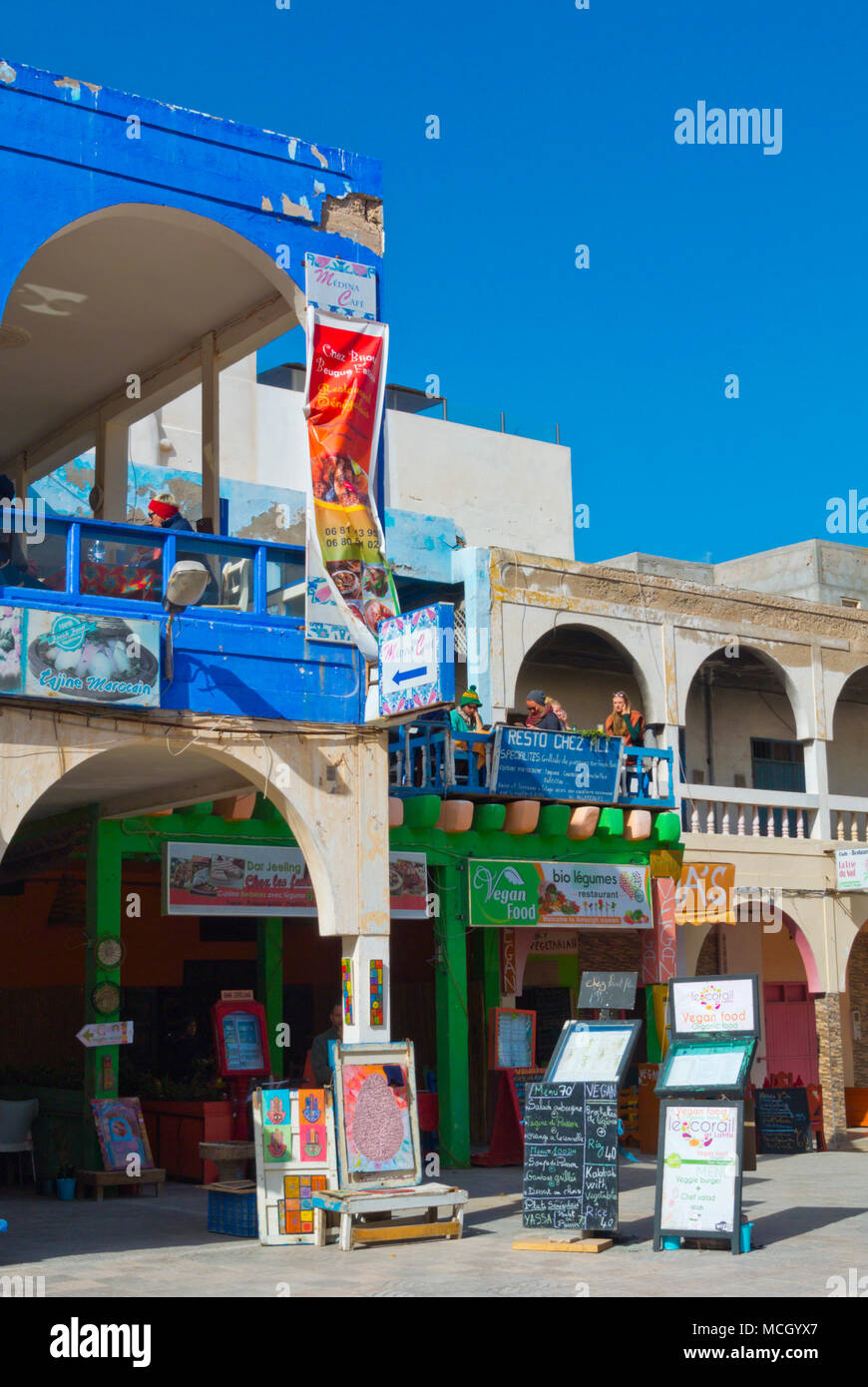 Quadrato con ristoranti, luogo Chrib Atay, Medina di Essaouira, Marocco, Africa settentrionale Foto Stock